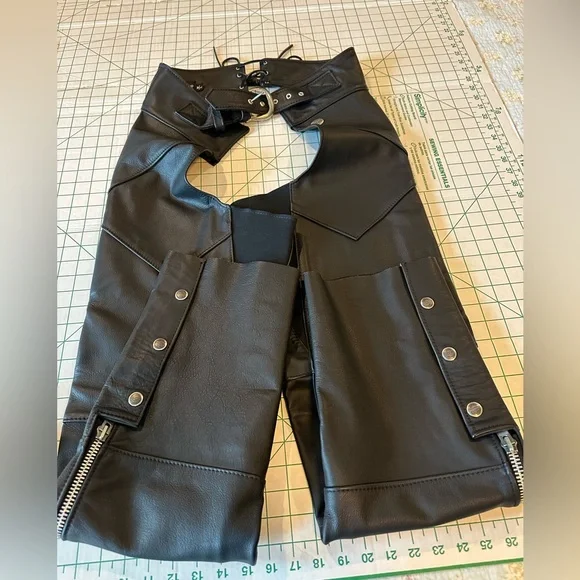 Harley Davidson women’s black leather chaps excellent condition buckle lace up - Picture 16 of 16